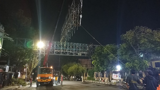 Langgar Aturan, Bando di Depan Polresta Pekanbaru Dibongkar