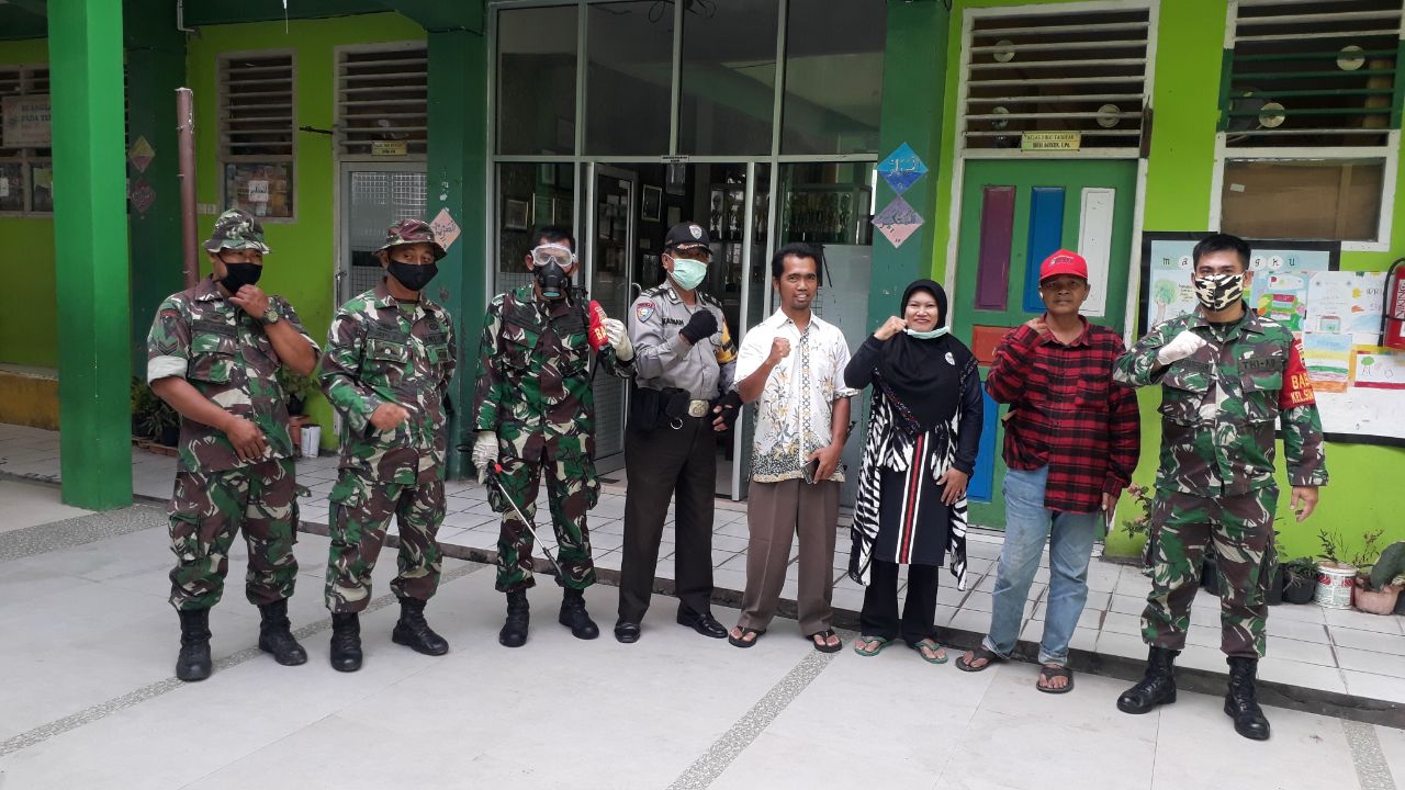 Giliran SD Muhammadiyah Dan Rumah Padat Penduduk Disemprot Babinsa Kotabaru
