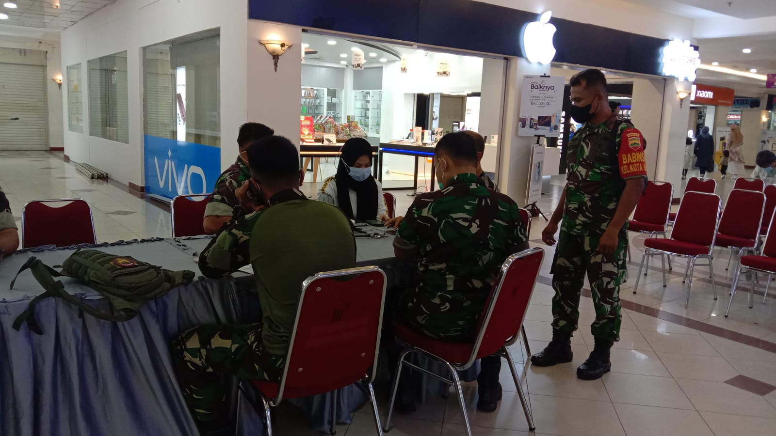 Rutinitas Babinsa Edukasi  Prokes dan Vaksinasi di Pasar Agussalim 
