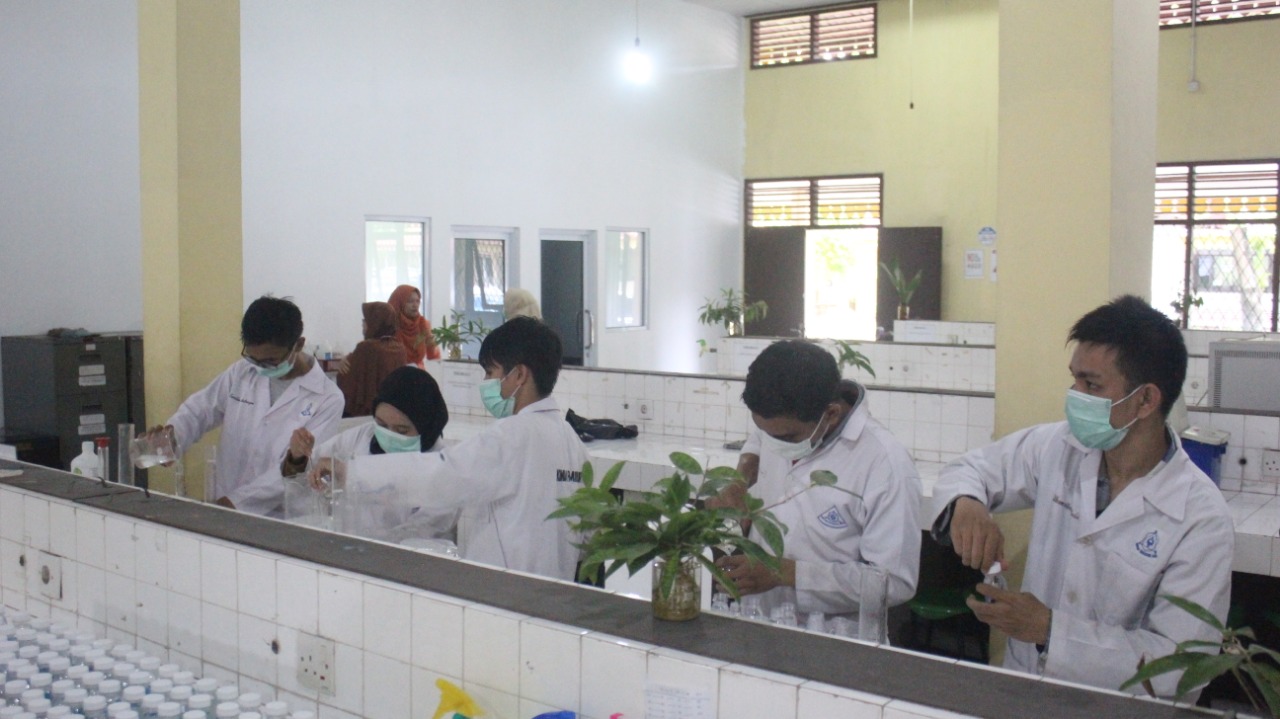 Lawan Corona, Tim Relawan Covid-19 Universitas Riau Produksi Hand Sanitizer