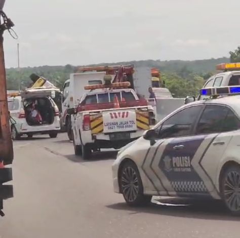 Truk Box Terbalik di Jalan Tol Permai, Tak Ada Korban Jiwa