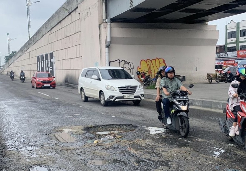 Pengendara Khawatirkan Jalan Berlubang di Bawah Flyover Pasar Pagi Arengka