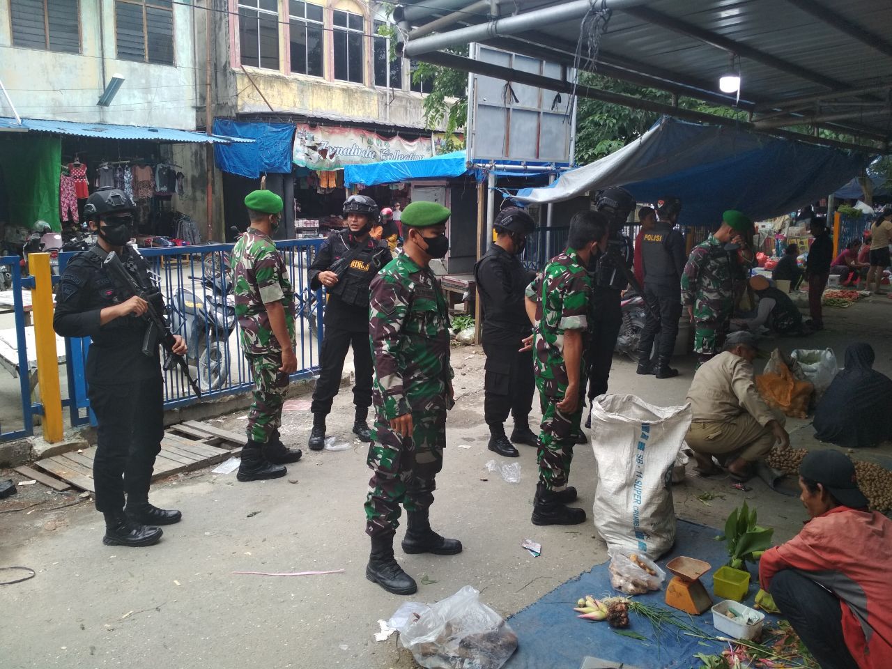 Babinsa Gelar Patroli Sinergitas TNI-Polri, Sambangi Pusat Keramaian di Kecamatan Pekanbaru Kota 