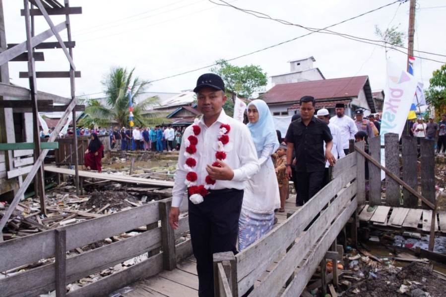 Gubri Abdul Wahid Blusukan ke Desa Terpencil Inhil dan Salurkan Bantuan