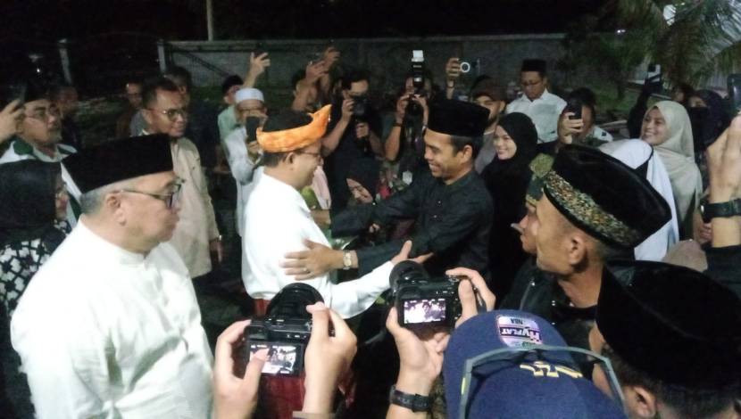 Bertemu UAS di Rumah Omak, Anies Baswedan Diberi Tanjak dan Kain Songket