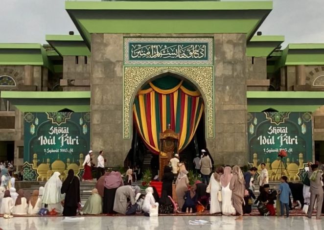 Ribuan Masyarakat Padati Masjid Raya Annur Riau