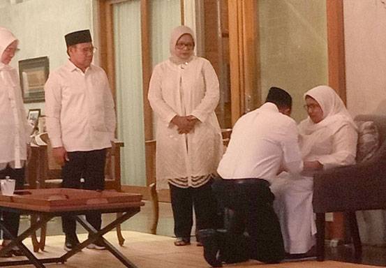 Cium Kaki Ibu, Anies Baswedan Sungkeman Pamit Daftar KPU