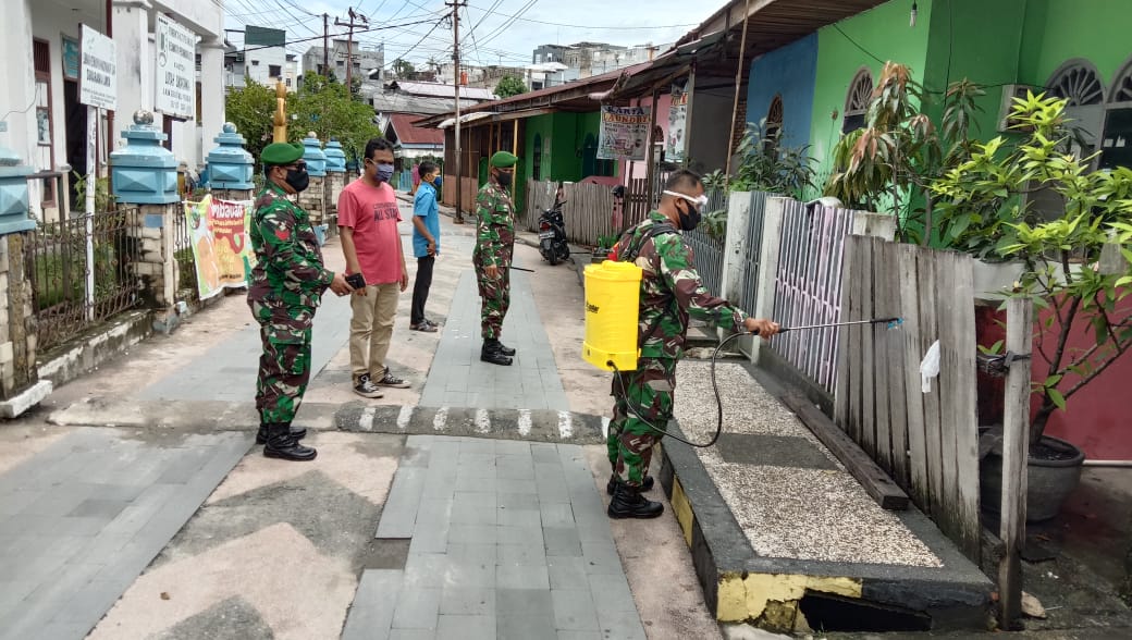 Babinsa Kelurahan Sukaramai Gelar Penyemprotan Disinfektan di Perumahan Warga