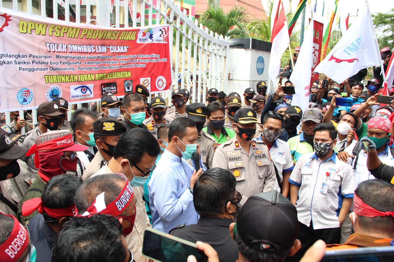 Massa Buruh Riau Bersatu Gelar Aksi Damai Tolak RUU Omnibuslaw di DPRD Riau