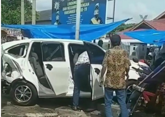 Mobil Calya Tabrak PKL di Depan RSUD AA, Pedagang Luka-luka