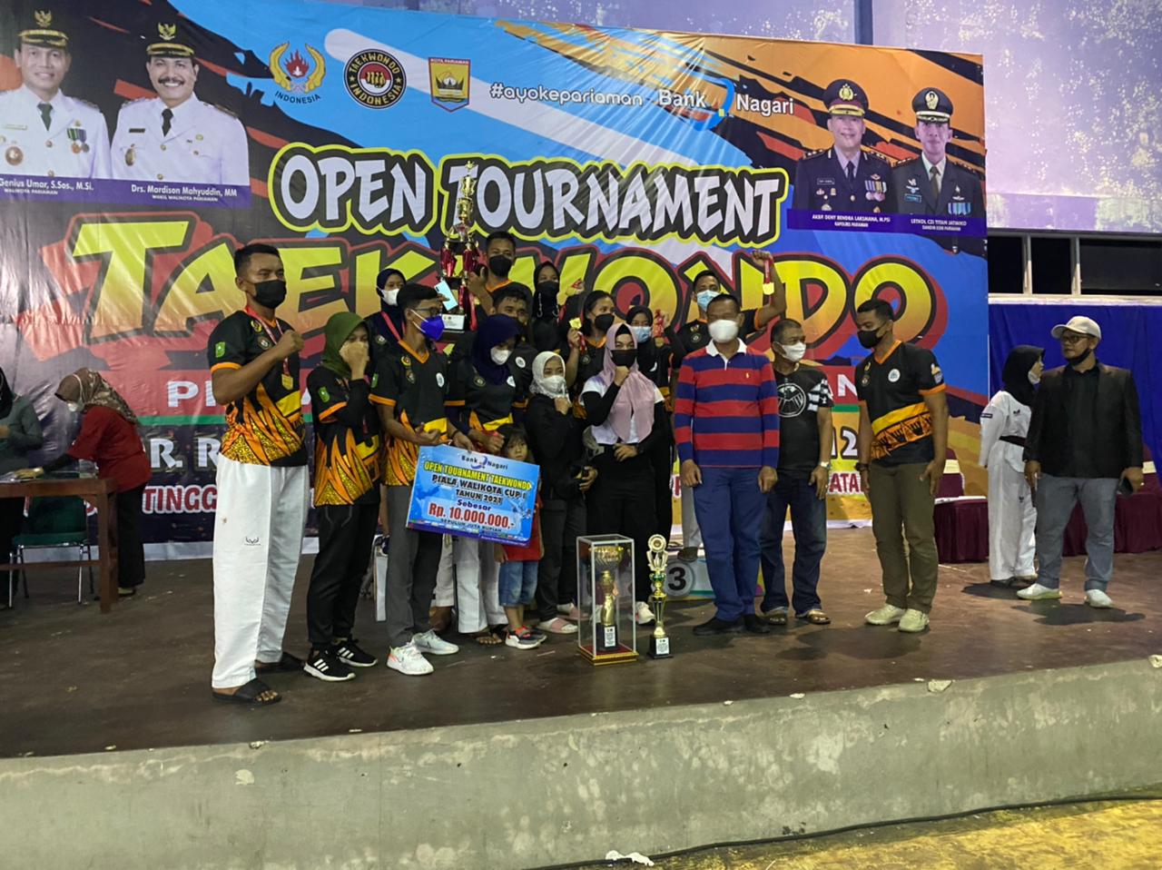Sabet 9 Medali Emas, Tim Pelatda Taekwondo Riau Juara Umum Kejuaraan di Pariaman