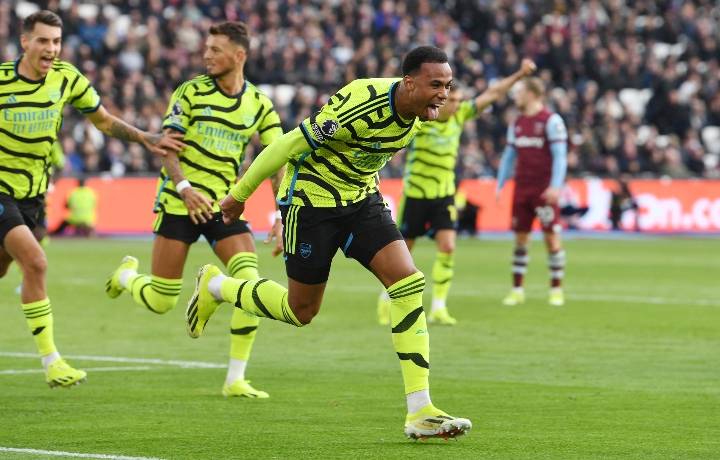 Menang Besar di Kandang West Ham, The Gunners Samai Poin Man City
