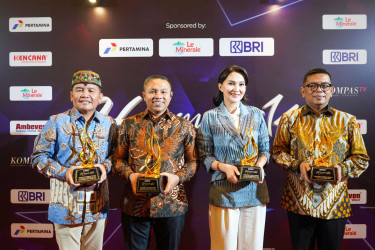 Diserahkan Menkes, Gubri Terima Penghargaan Daerah Peduli Layanan Kesehatan dan Pemenuhan Gizi Anak