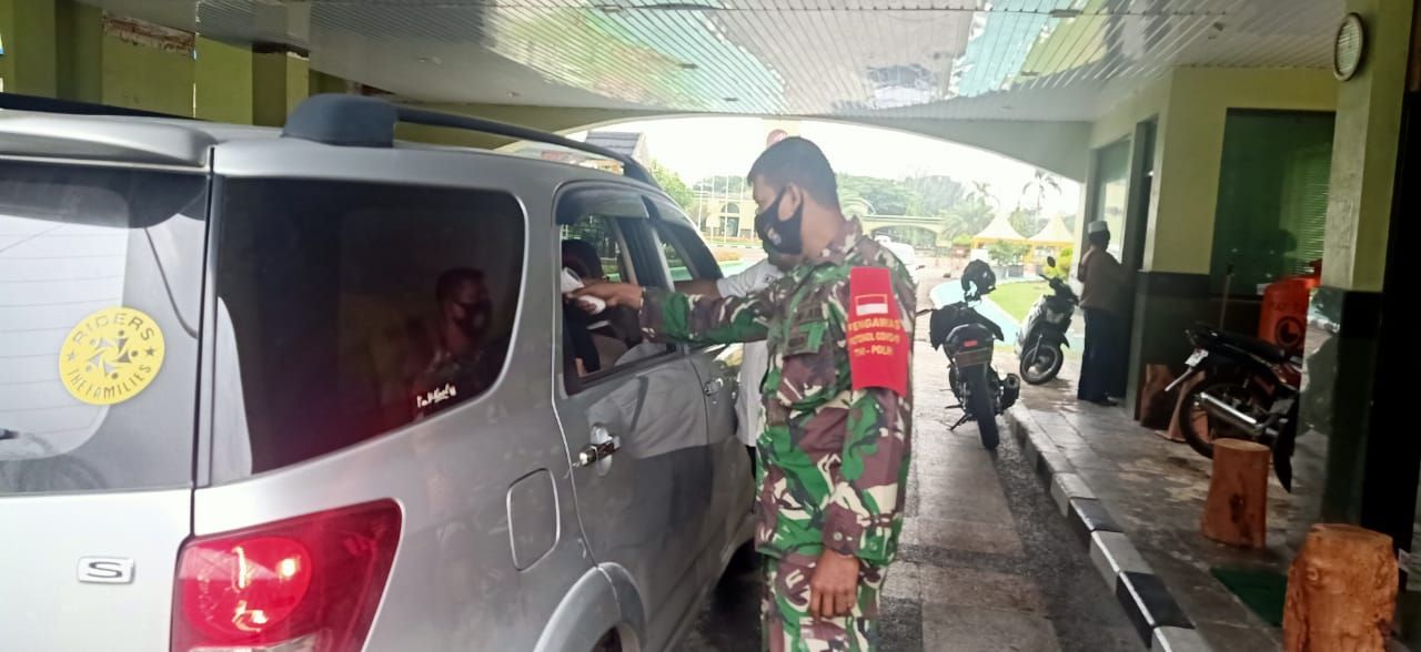 Babinsa Sumahilang Imbau Prokes di Masjid Raya Annur 