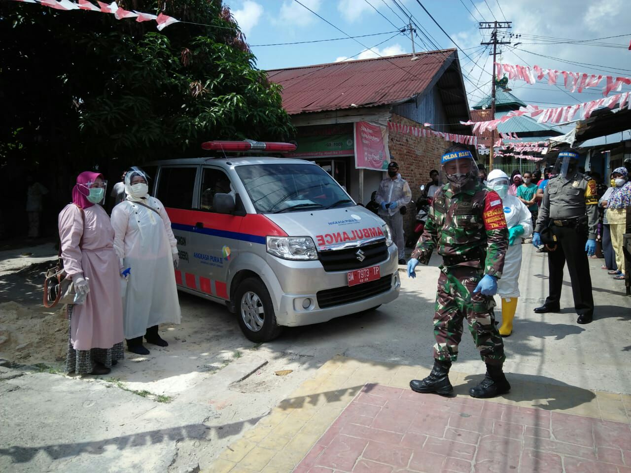 Babinsa Kelurahan Tanahdatar Kawal Tim Nakes Gelar Tes Swab