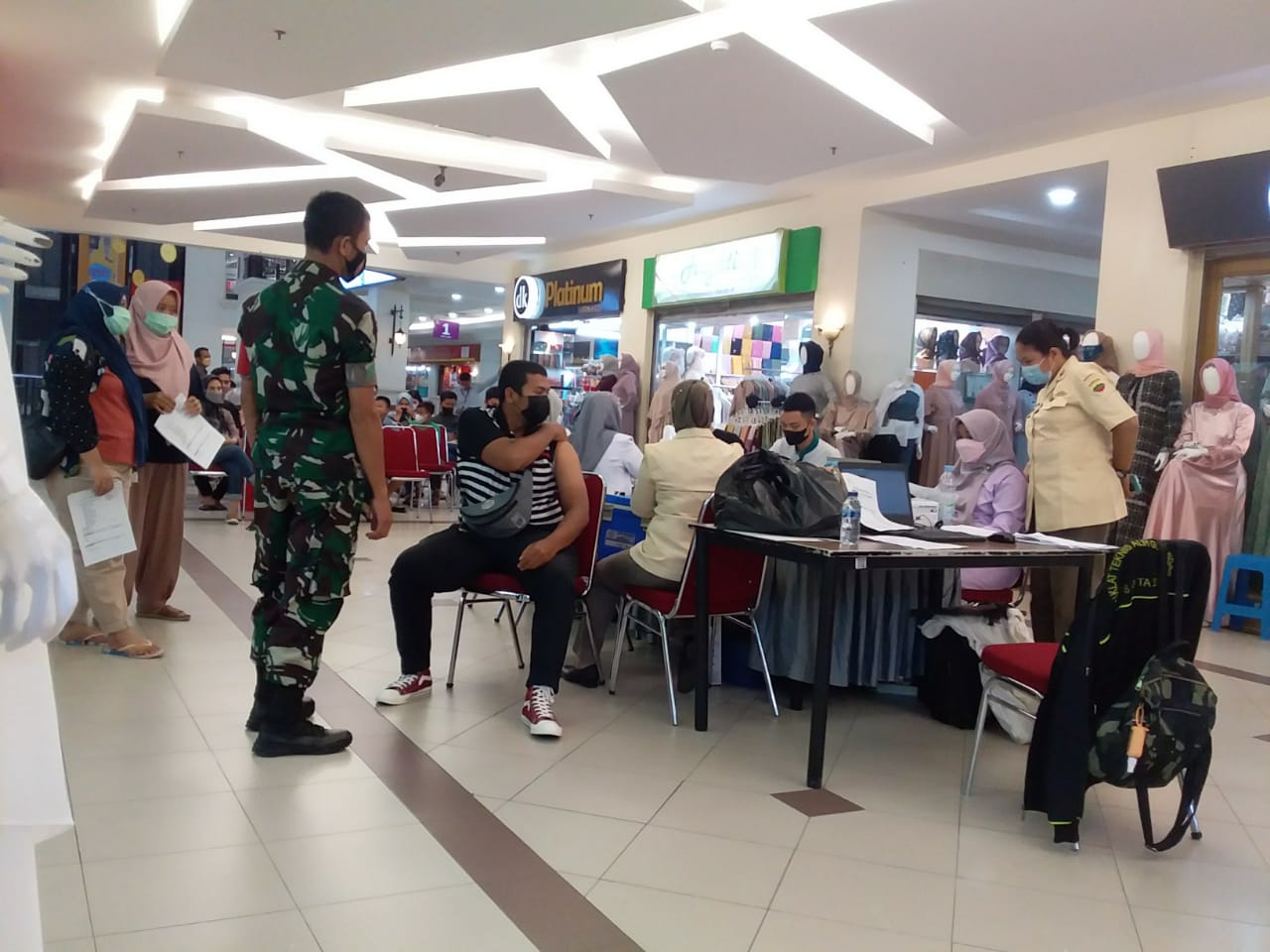 Babinsa Kota Tinggi Monitoring Serbuan Vaksinasi di Mall Pekanbaru 