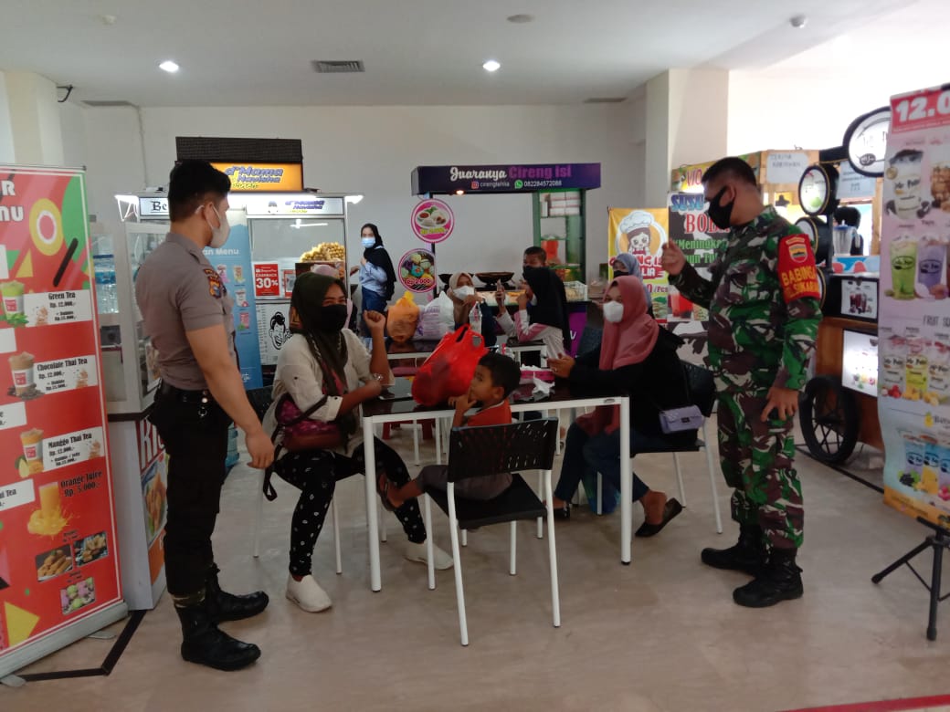 Babinsa Monitoring Antusiasme Warga Vaksinasi di STC Pekanbaru 