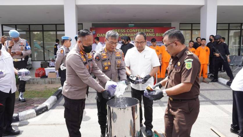 Kurir Narkoba Jaringan Internasional Ditangkap Polisi, Sabu 23,6 Kg Dimusnahkan