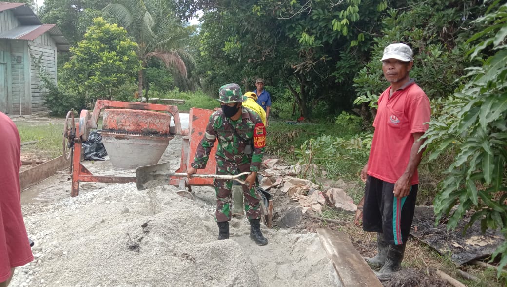 Babinsa Koramil 02 Kota  Bantu Pengecoran Parit dan Jalan 