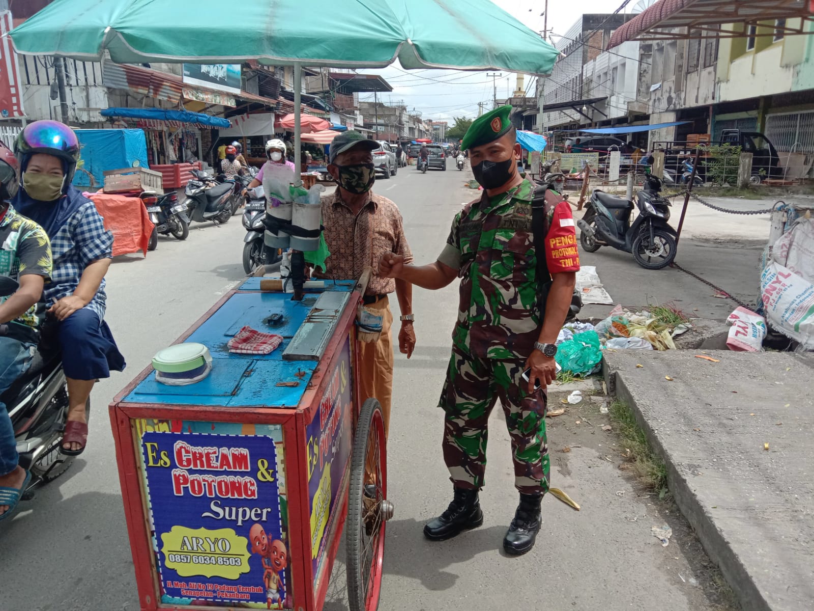 Komsos dan Edukasi Prokes Rutinitas Babinsa  di Pasar Agussalim 