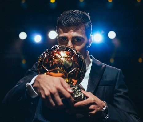 Rodri Raih Tropi Ballon d'Or 2024