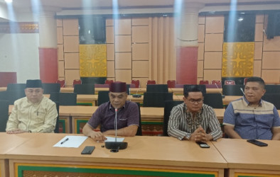 DPRD Riau Serahkan Permasalahan Parisman dan Indra Gunawan Eet ke BK, Pengeroyok Dipolisikan