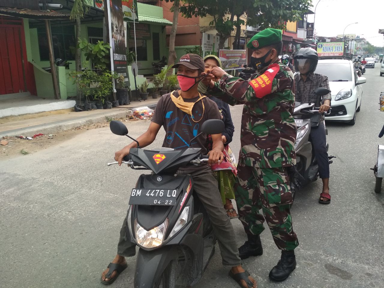 Babinsa Kelurahan Kotabaru Bagikan Masker ke Warga 