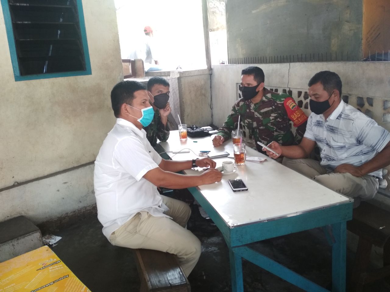 Komsos ke RW 03 Kelurahan Kotabaru, Babinsa Ingatkan Kamtibmas dan Kebersihan 