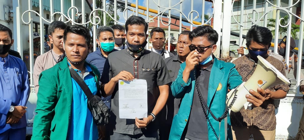 Tolak RUU Omnibus Law, Ini Tiga Tuntutan BEM-KM UMRI di Gedung DPRD Riau