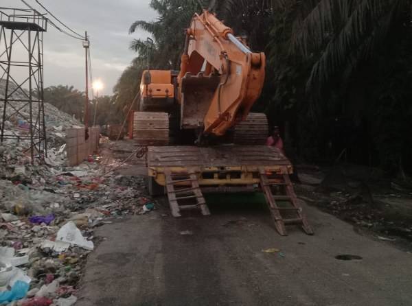 DLHK Pekanbaru Dibantu 2 Excavator Kelola Sampah di TPA Muara Fajar