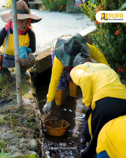 PUPR Pekanbaru Bersihkan Drainase di Jalan Merak dan Jalan Soebrantas