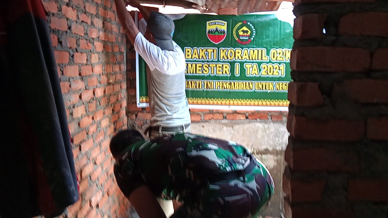 Wujudkan Lingkungan Bersih, Babinsa Koramil 02 Kota Bantu Warga Bangun Jamban