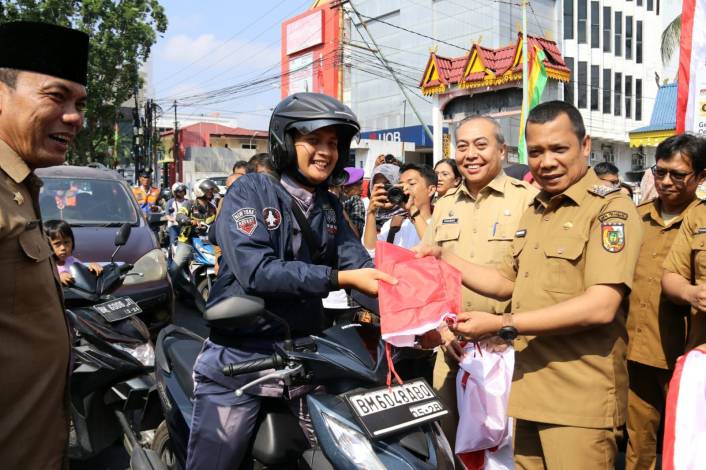 Semarak Kemerdekaan RI, Pj Walikota Bagikan Bendera ke Pengguna Jalan