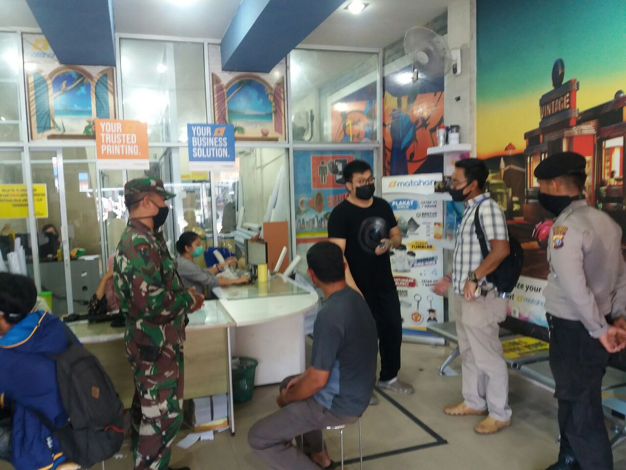 Penegakan Disiplin  Prokes, Babinsa Imbau Pengunjung dan Pemilik Toko Taat Aturan