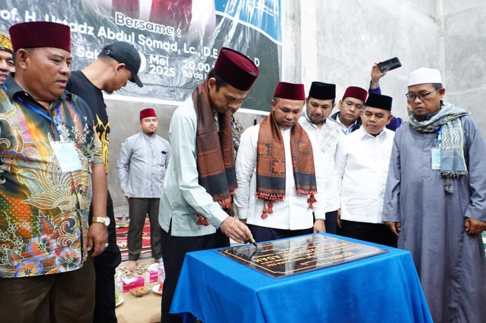 UAS dan Gubri Abdul Wahid Resmikan Masjid Darus Sa’adah Desa Tarai Bangun