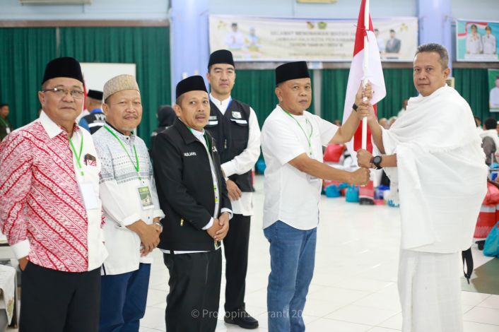 Lepas Keberangkatan JCH Asal Kepulauan Meranti, Ini Pesan Plt Bupati Asmar