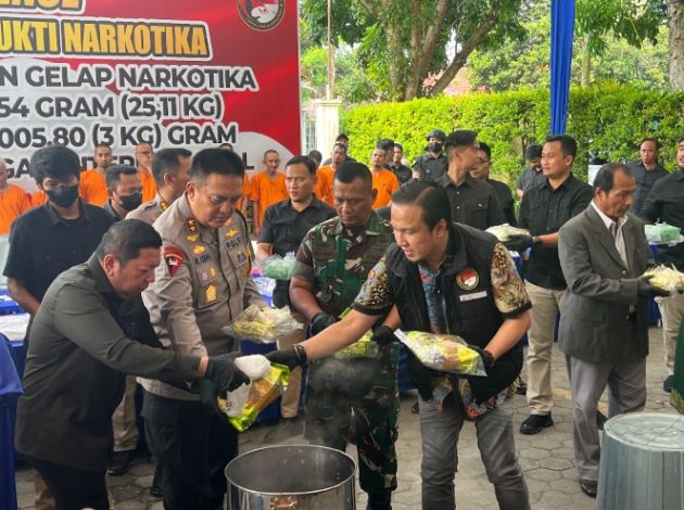 Tangkap 25 Tersangka, Polda Riau Sita 25 Kg Sabu dan 34 Ribu Pil Ekstasi