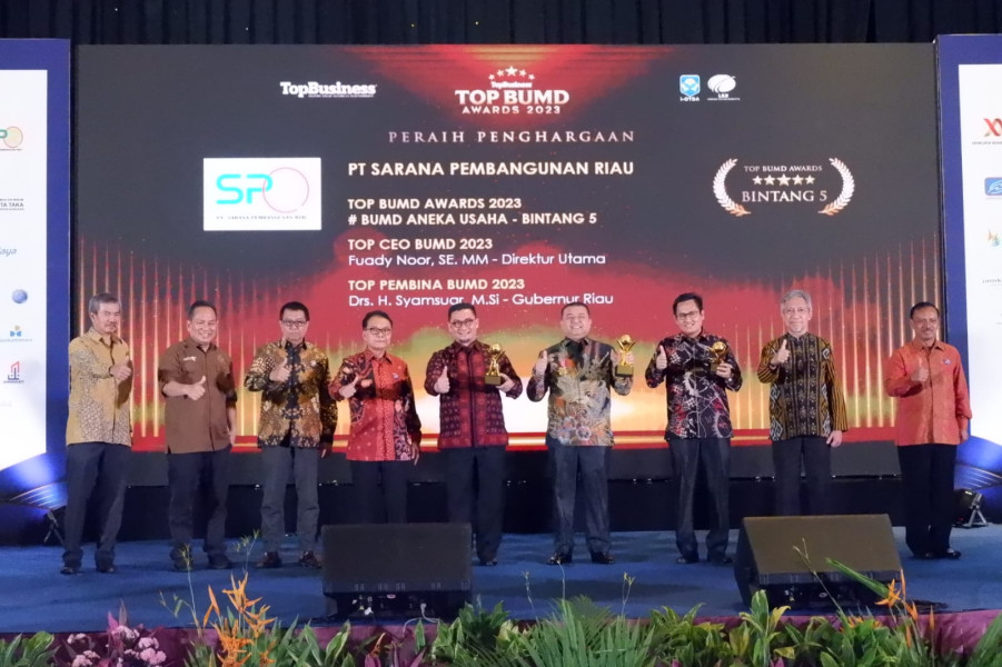 PT SPR Bersama Gubernur Riau Kembali Raih TOP BUMD Awards Tahun 2023