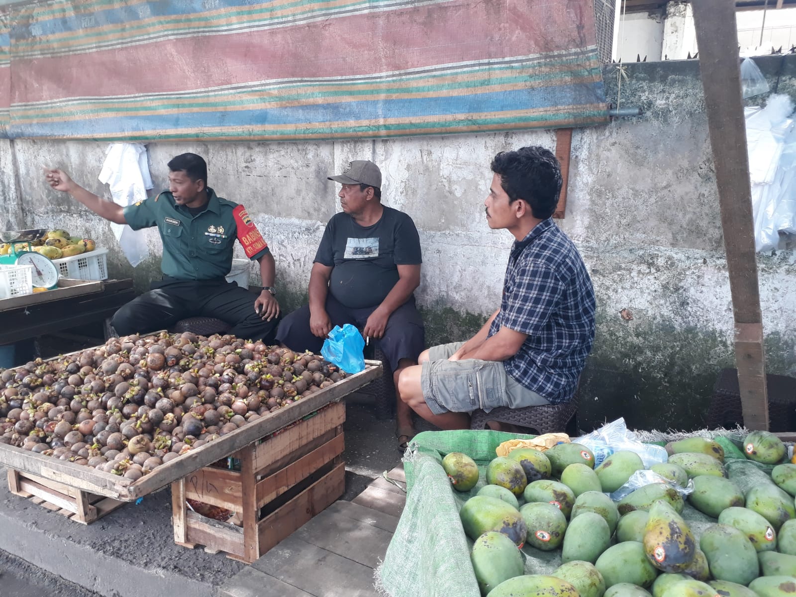 Komsos di Pasar Agussalim, Babinsa Imbau Warga Buang Sampah Pada Tempatnya 