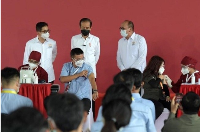 Presiden Jokowi Tinjau Pelaksanaan Perdana Vaksinasi Covid-19 Gotong Royong untuk Pekerja