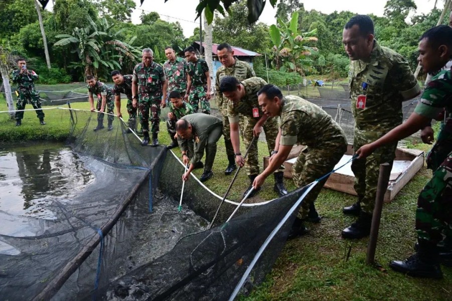 Lanud Roesmin Nurjadin Sukses Panen Satu Ton Ikan Lele