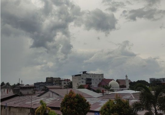 Cuaca Riau Hari Ini: Hujan Disertai Petir dan Angin Kencang