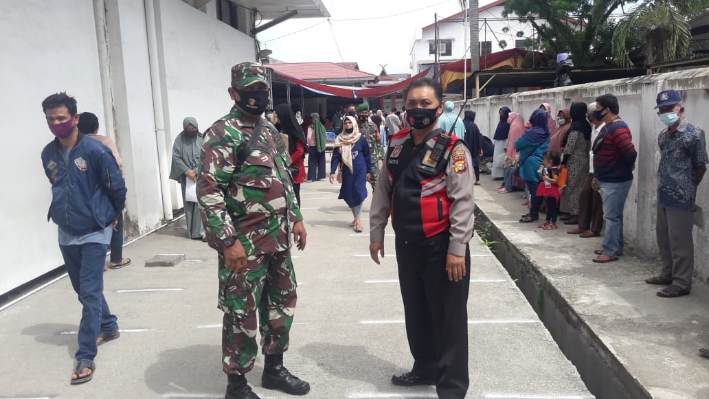 Babinsa Berikan Pendamping ke Warga Penerima BST 