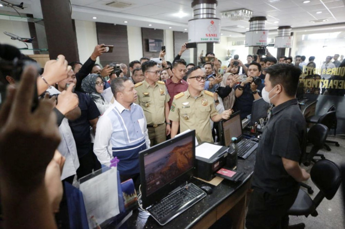 Disidak Wamenaker dan Gubri, Pemilik Sanel Tour & Travel Penahanan Ijazah Malah 'Kabur' ke Malaysia