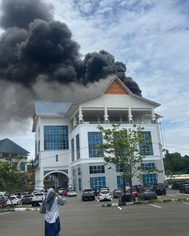 Kebakaran di Perkantoran Walikota Pekanbaru, DPKP Turunkan Sembilan Mobil Pemadam