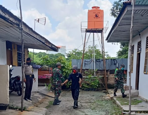 Pelda Andre Rasyid dan Serda Surya Ramadhani dan Penyemprotan Disinfektan Melawan Pandemi Covid-19