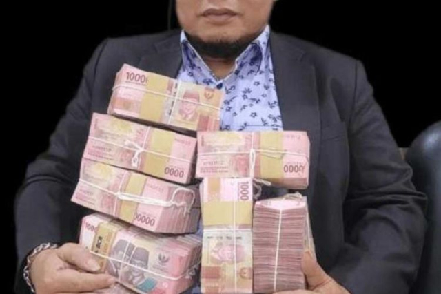 Anggota DPRD Pelalawan Pamer Banyak Uang di Medsos, Ini Katanya