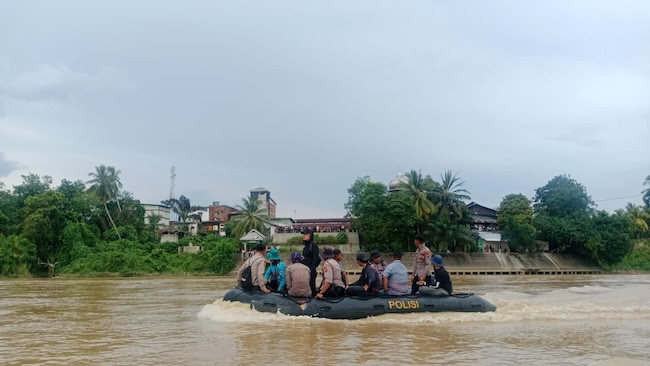 Razia PETI di Cerenti Rusuh, Bupati Kuansing 'Dikepung' Warga di Sungai Kuantan