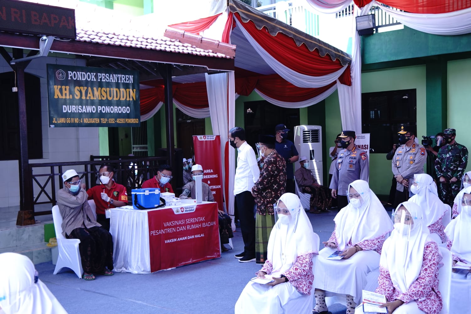 Presiden dan Kapolri Tinjau Vaksinasi Merdeka di Ponpes dan Tempat Ibadah Se-Indonesia