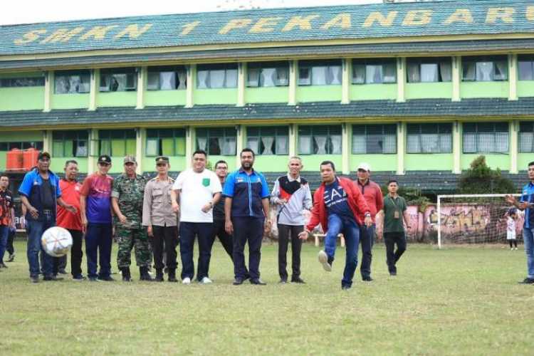 Buka Turnamen Sepakbola, Muflihun Ajak Pemuda Pekanbaru Berkarya